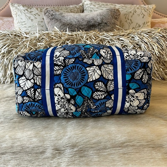 VERA BRADLEY Blue Bayou 2014 Sport Duffel 2 Handle Trolly Sleeve White Floral - Picture 10 of 13